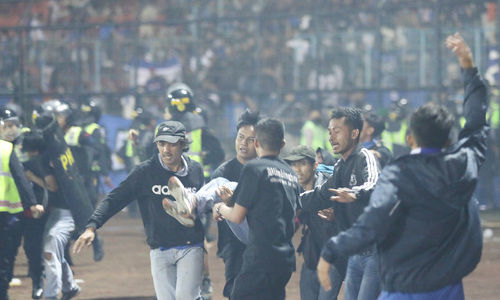 Трагедия в Индонезии: полиция слезоточивым газом разгоняла фанатов и спровоцировала давку – погибли 174 человека
