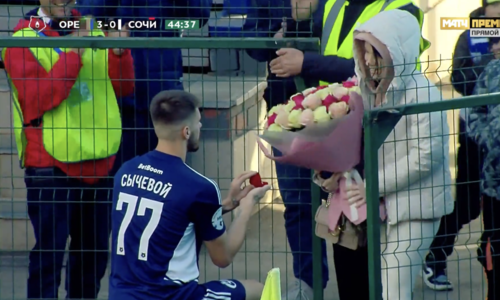 Игрок «Оренбурга» сделал предложение девушке сразу после гола – и она сказала «да»