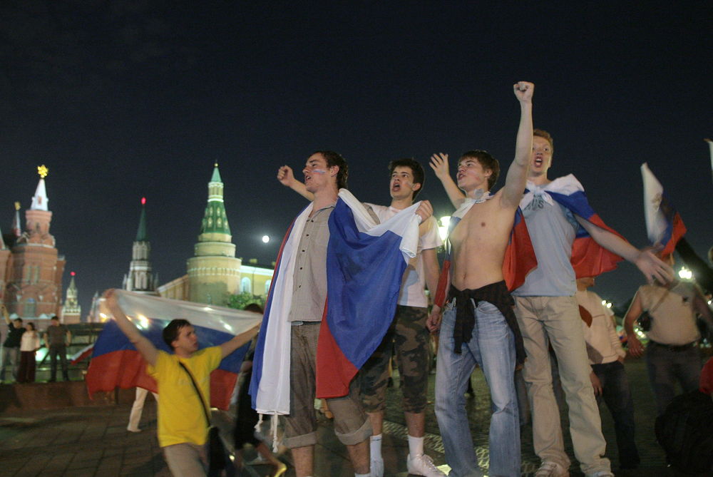 12 июня 2008. Москва праздновала победу над голландцами в 2008-м. Москва 2008 гуляния. Люди празднуют победу на площади. Гулянья в Москве на евро 2008.