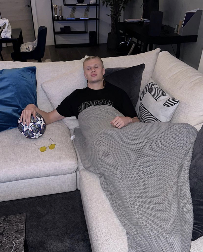Фото спящего Холанда с мячом, которым он забил пять голов в матче ЛЧ:  норвежец очень любит спать - Новости Футбола - BOMBARDIR